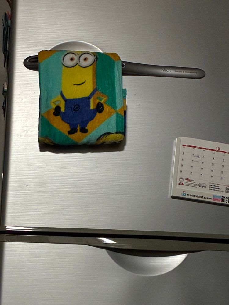 冷蔵庫のノブにミニオンのタオル