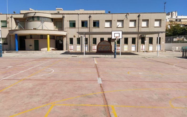 patios de colegios con pistas deportivas, sobre todo de futbol