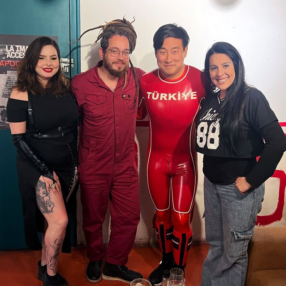 Estilazo. 💅
Styling. 💅

"¡Sos de los Cuatro Fantásticos!" —Peatón
"You're from the Fantastic Four!" —Passerby

🍸 @elbotellonmza (El Botellón), Mendoza, Argentina

Con @muitasbias @victornils @ferfernanda525 

#rubberinpublic #publicrubber #latexinpublic #argentinaengomada #latexinderöffentlich...