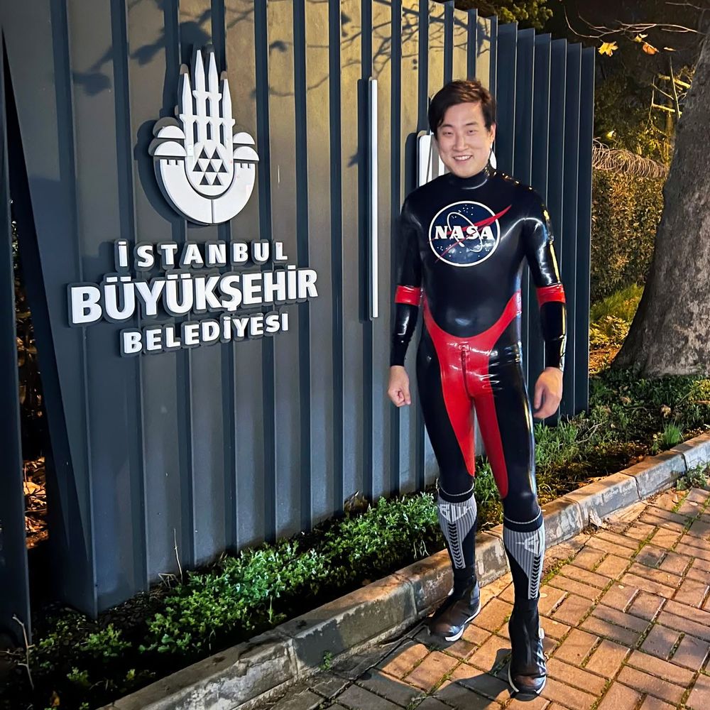 İstanbul'da bir astronot. 🚀
An astronaut in Istanbul. 🚀

🌲 Florya Atatürk Ormanı, Florya, İstanbul

Fotoğrafı çeken @omerytopcu_phd 

#latexinpublic #rubberinpublic #latexinderöffentlichkeit #latexinflight #tightconnection #rubberizetheworld #kauçuklaştırılmıştürkiye #knowasians