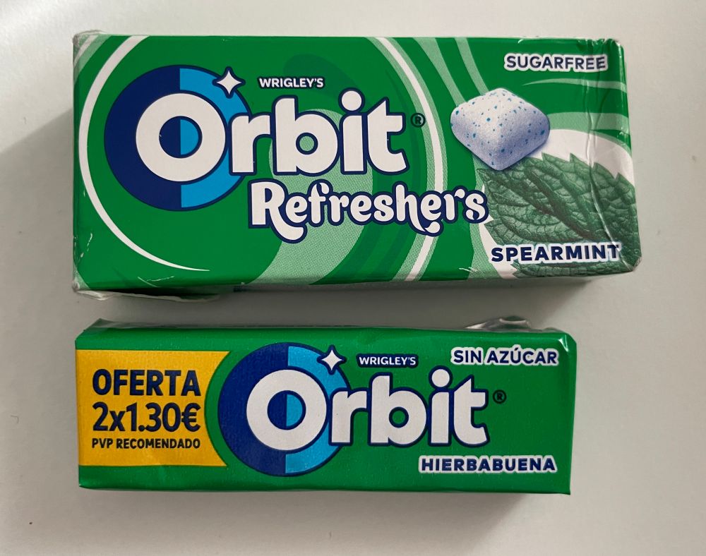 Dos paquetes verdes de Orbit arriba refreshers abajo chicles