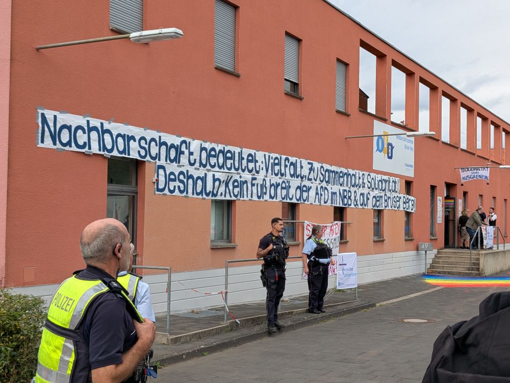 Nachbarschaft bedeutet Vielfalt auf einem langen Transparent