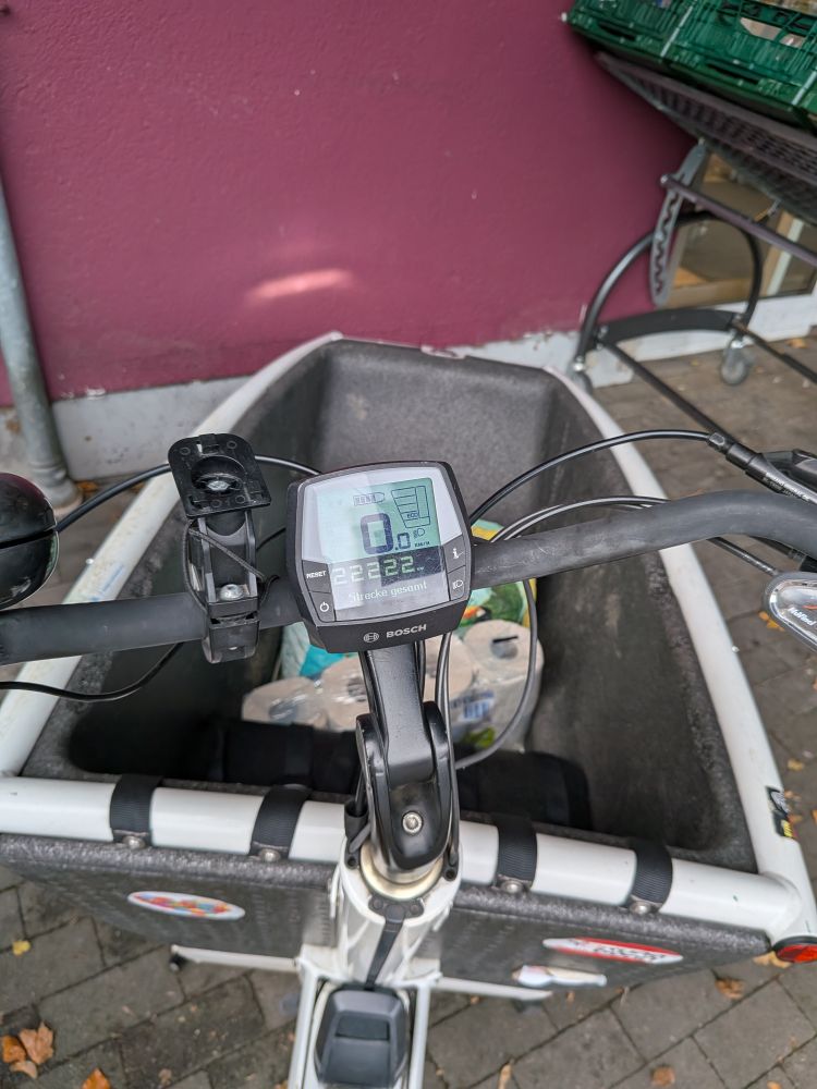 Ein Fahrradtacho zeigt 22222 Gesamtkilometer