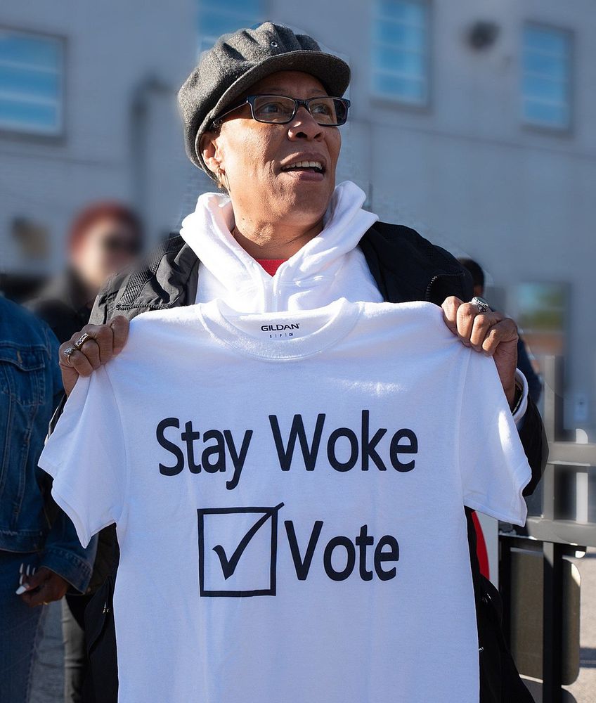 Marcia Fudge, représentante au Congrès, avec un t-shirt « Stay Woke: Vote » en 2018