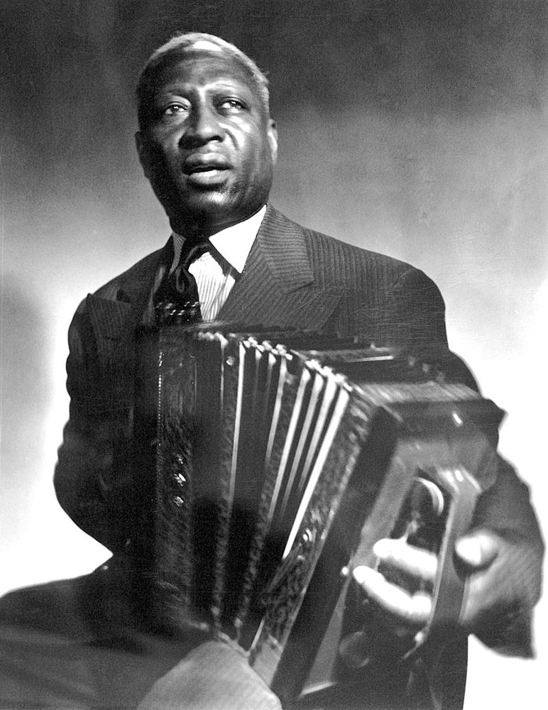 Lead Belly jouant de l'accordéon