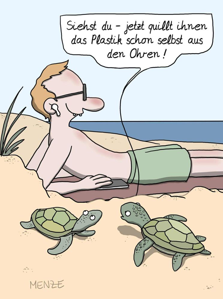 Der Cartoon zeigt eine Strand-Szene. Ein Mann liegt entspannt auf einem Handtuch am Strand, trägt eine Sonnenbrille und hat weiße Blutooth Ohrhörer im Ohr. Vor ihm laufen zwei kleine Meeresschildkröten über den Sand in Richtung Wasser. Eine der Schildkröten spricht zur anderen und sagt: „Siehst du – jetzt quillt ihnen das Plastik schon selbst aus den Ohren!“