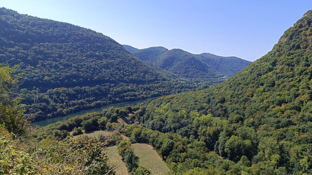 Vallée de l'Ain vers Corveissiat. 
2 pans de verdure boisée et au milieu, la rivière 