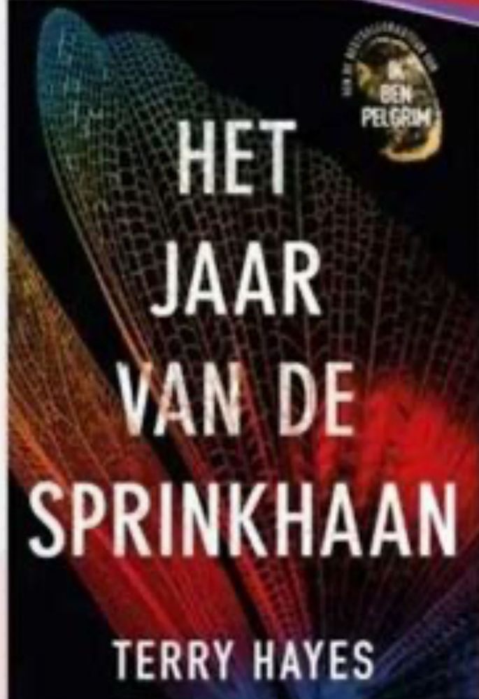 Dit is de omslag van een boek. De titel van het boek is "Het Jaar van de Sprinkhaan" en de auteur is Terry Hayes. De achtergrond van de omslag heeft een patroon dat lijkt op vleugels van een insect, met kleuren die variëren van blauw naar rood. In de rechterbovenhoek is er een sticker met de tekst "Ik ben pelgrim".