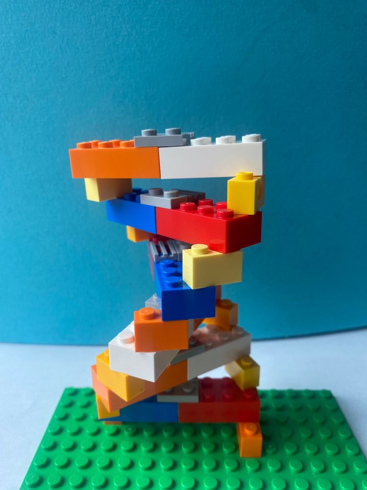 Bild einer DNA-Doppel-Helix, gebaut aus Legosteinen.