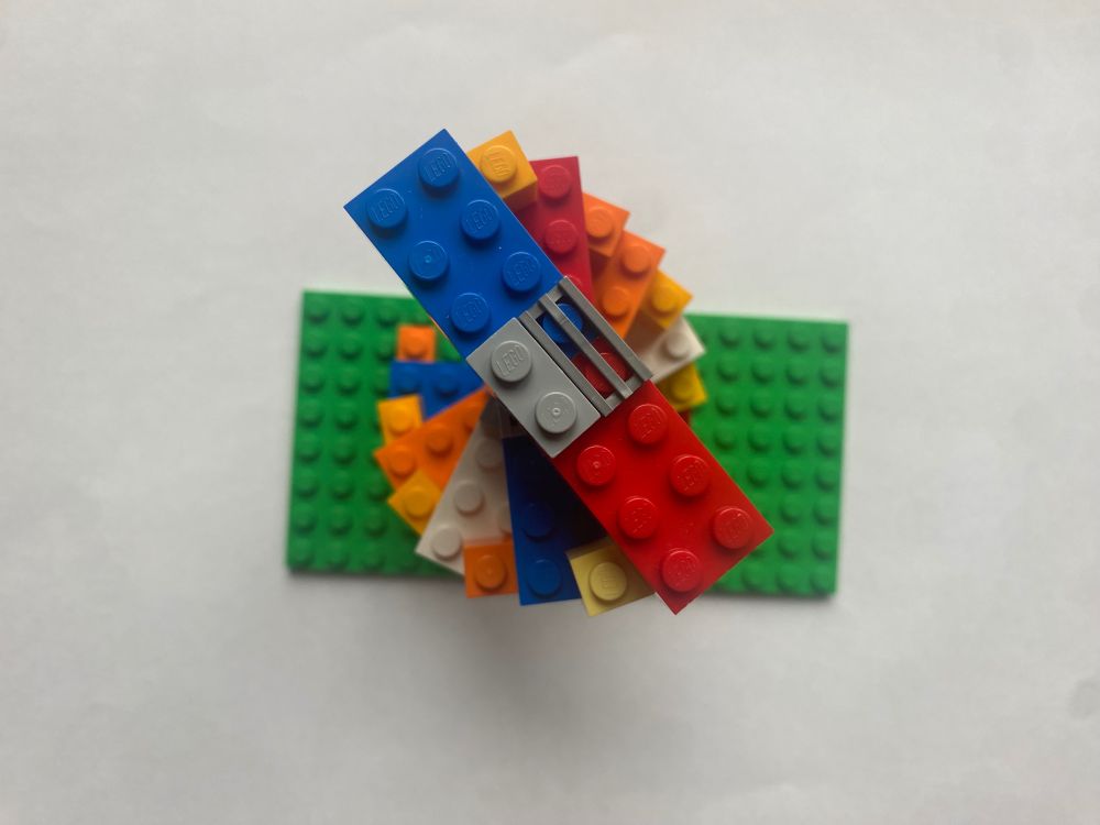 Bild einer DNA-Doppel-Helix, gebaut aus Legosteinen, von oben fotografiert.