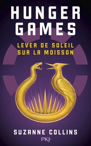 La couverture de Hunger games, lever de soleil sur la moisson présente un objet en or composé d'un serpent et d'un oiseau ce faisant face et avec des pics, sur une fond violet et noir qui est une représentation imagé de l'arène des Hunger Games. 