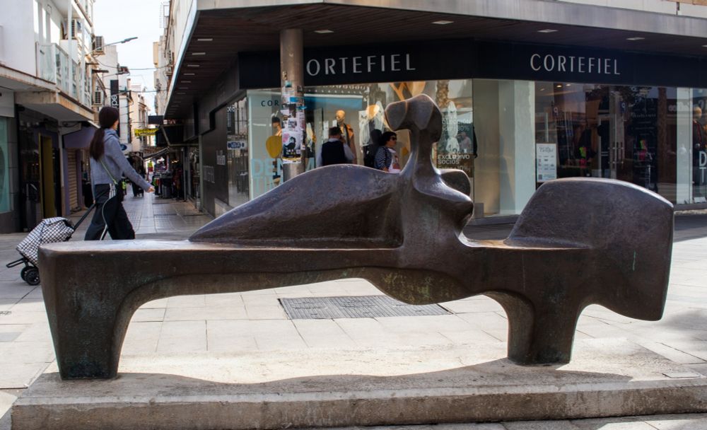 Escultura Mujer banco (1995) de Elena Laverón, ubicada en la plaza de la Costa del Sol de Torremolinos
