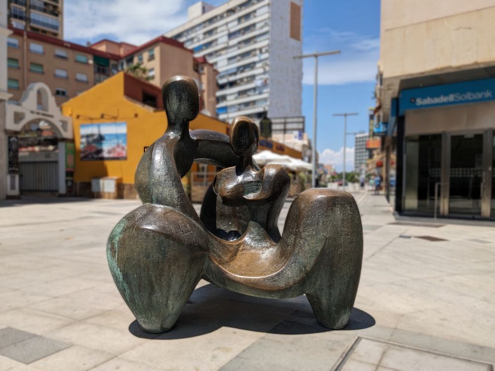 Escultura El nacimiento de Eva (1982) de Elena Laverón, ubicada en la plaza de la Costa del Sol de Torremolinos. Antes de la peatonalización de esta avenida, la obra estuvo localizada en la plaza de La Nogalera