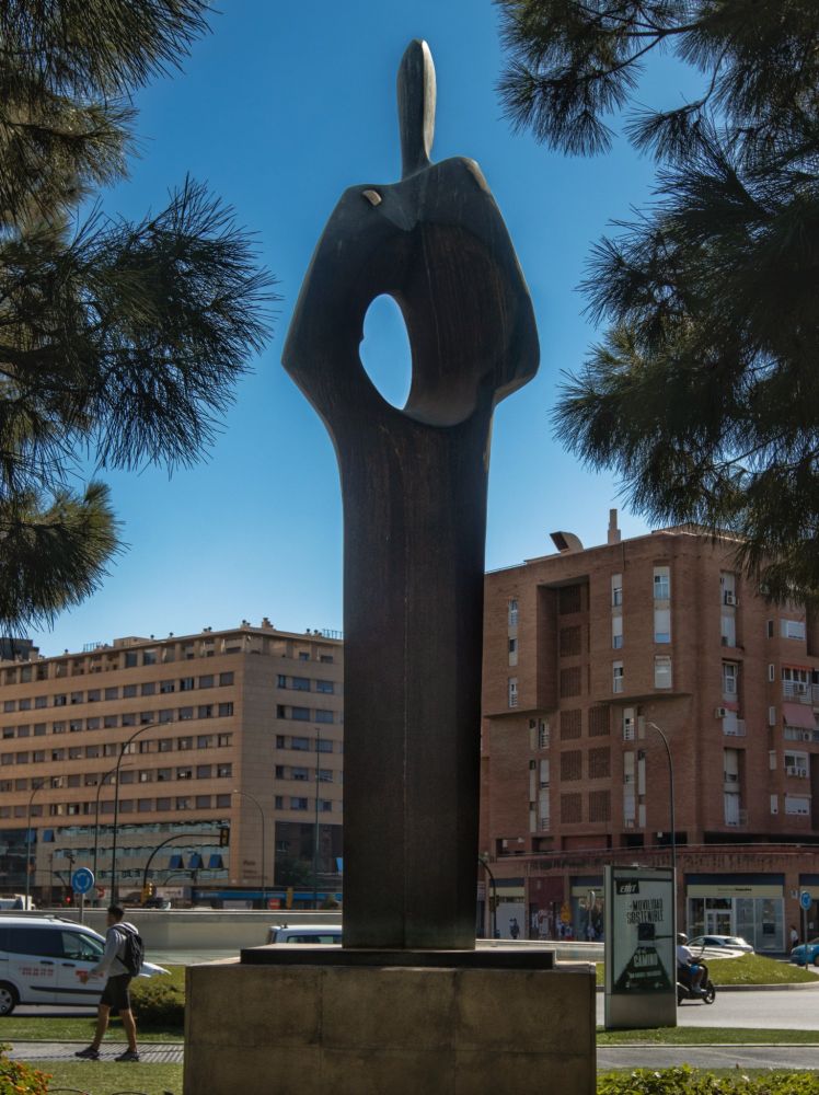 Monumento a los donantes (1999) de Elena Laverón, ubicada en la plaza de la Solidaridad de Málaga