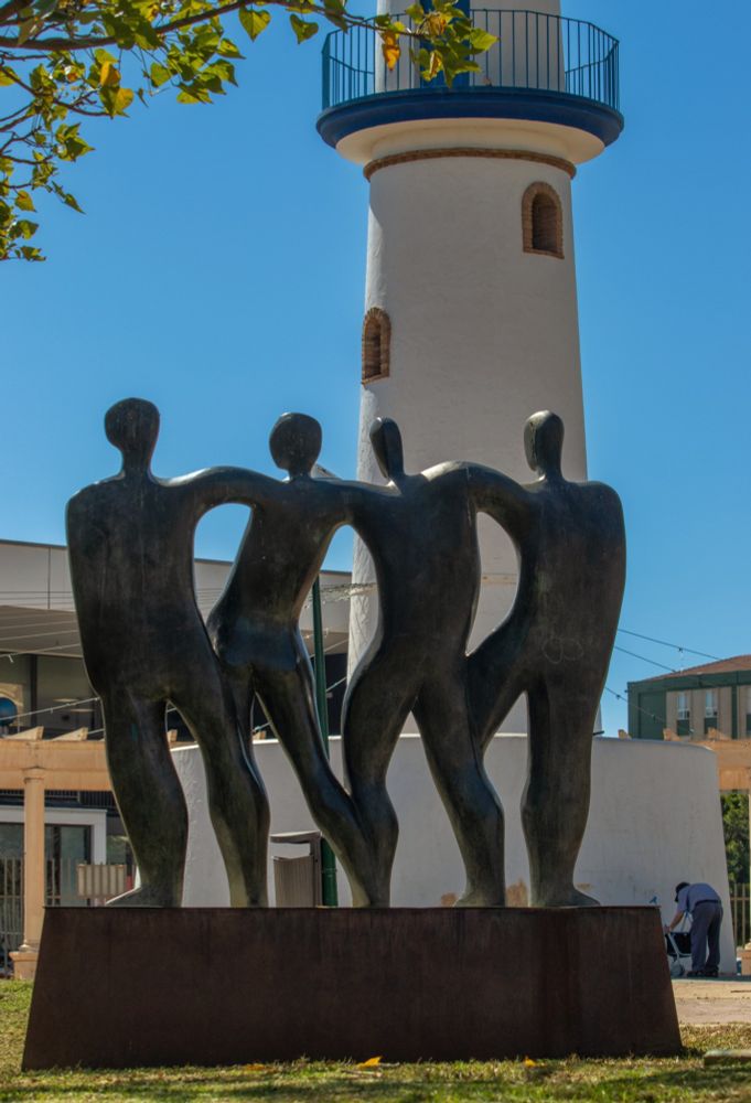 Monumento al Voluntariado (2005) de Elena Laverón, ubicada en el parque de Huelin de la capital malagueña