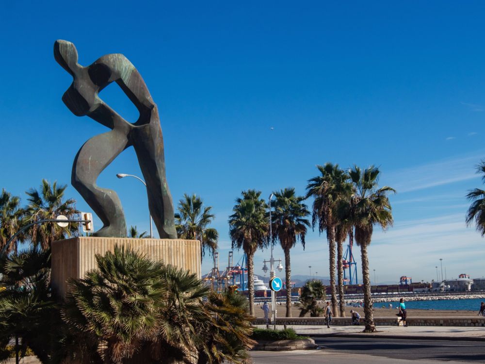 Escultura El Marengo (1997) de Elena Laverón, ubicada en el paseo marítimo Antonio Machado en Huelin