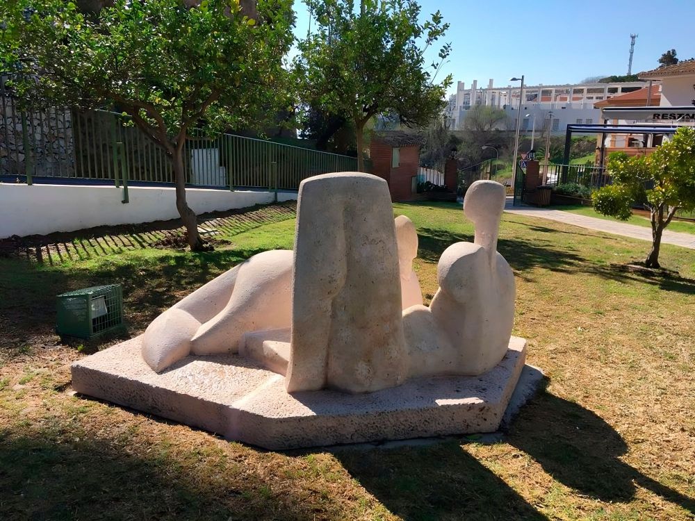 Escultura Pareja tomando el sol (1968) de Elena Laverón, ubicada en el parque Los Limones de Benalmádena pueblo