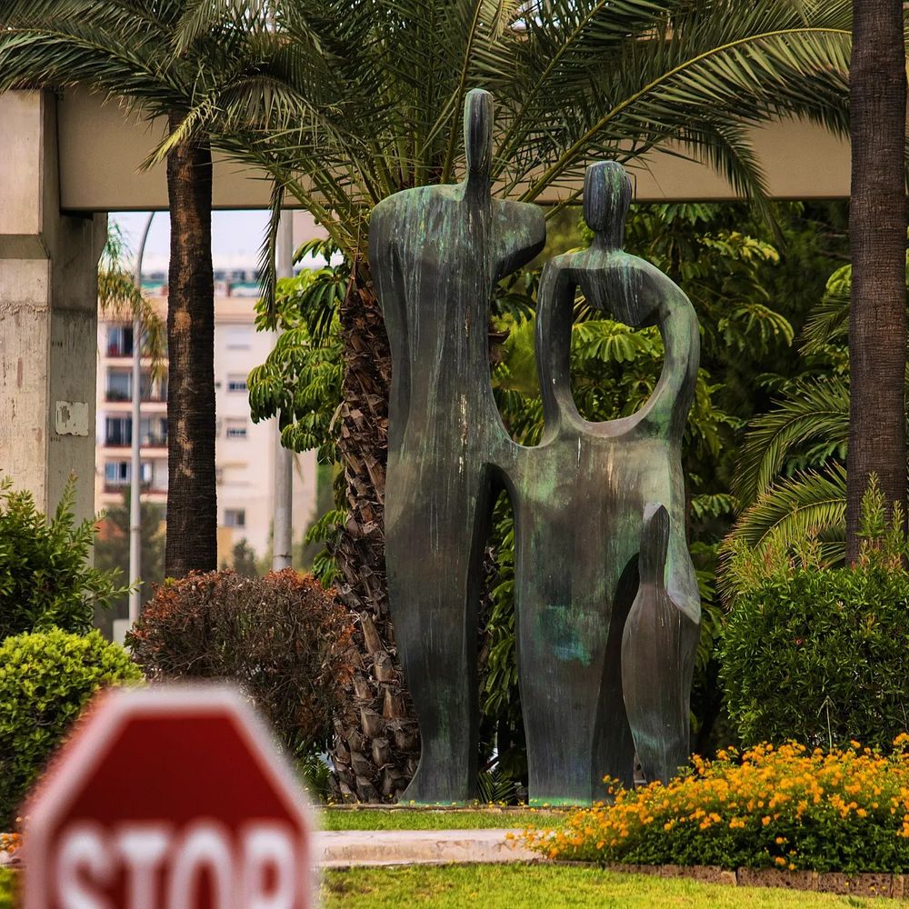 Escultura Familia de pie (1989) de Elena Laverón, ubicada en el cruce de la urbanización de La Colina de Torremolinos