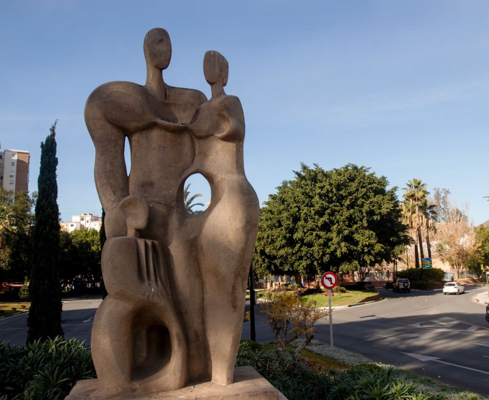 Escultura Familia de pie (1971) de Elena Laverón, ubicada frente al estadio de La Rosaleda en Martiricos