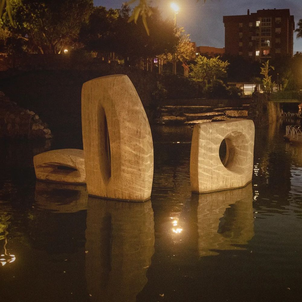 Escultura Hombre recostado en tres módulos (1989) de Elena Laverón, ubicada en el parque del Oeste de Málaga capital 