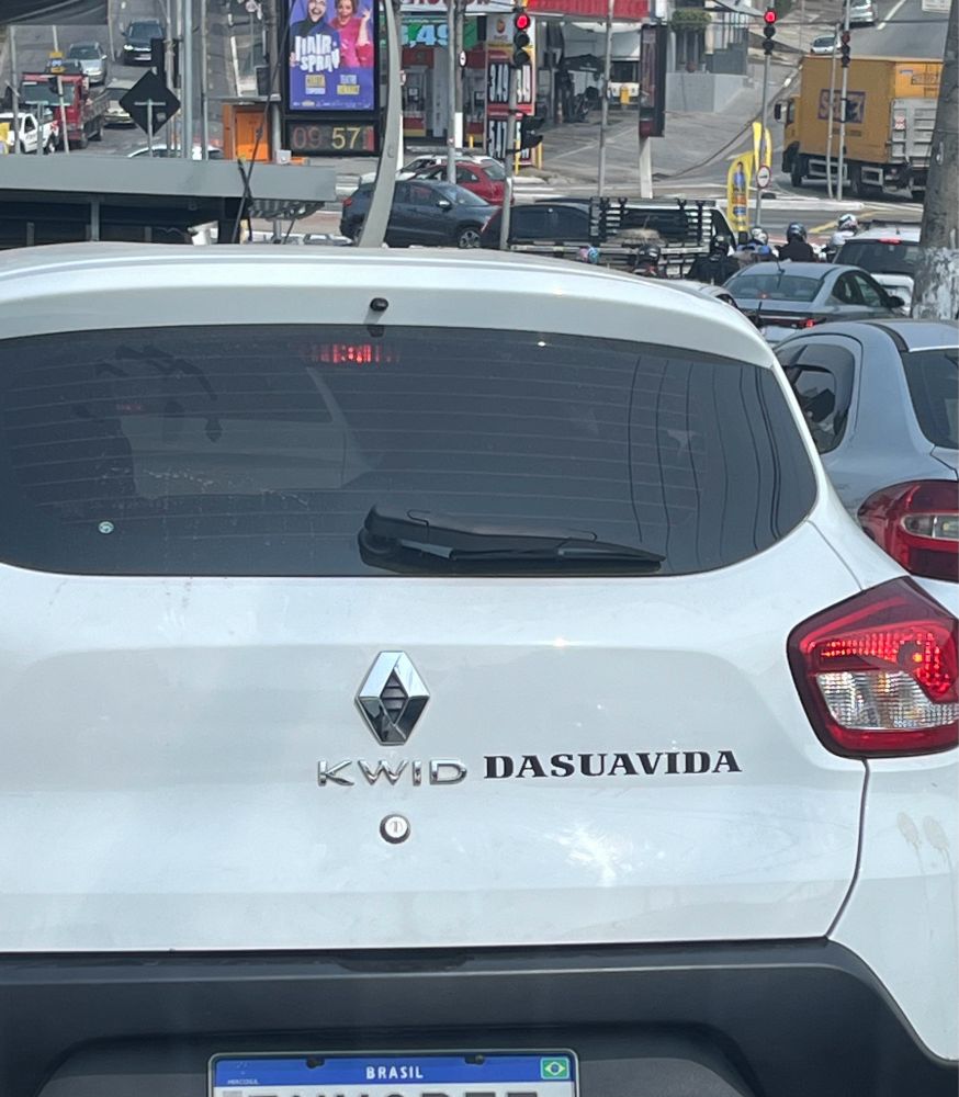 carro kwid com adesivo “da sua vida” em frente o letreiro da marca formando “kwid da sua vida”