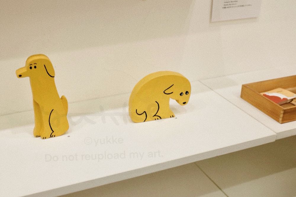 全体的に長い犬の立体作品と、しょんぼりしている犬の立体作品が並んでいる