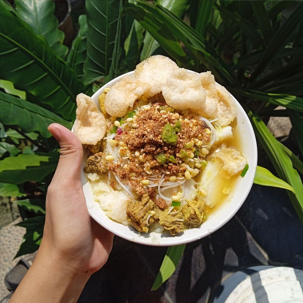 Soto sokaraja dengan daging yang empuk dan kuah kuning yang gurih serta sambal kacang yang manis