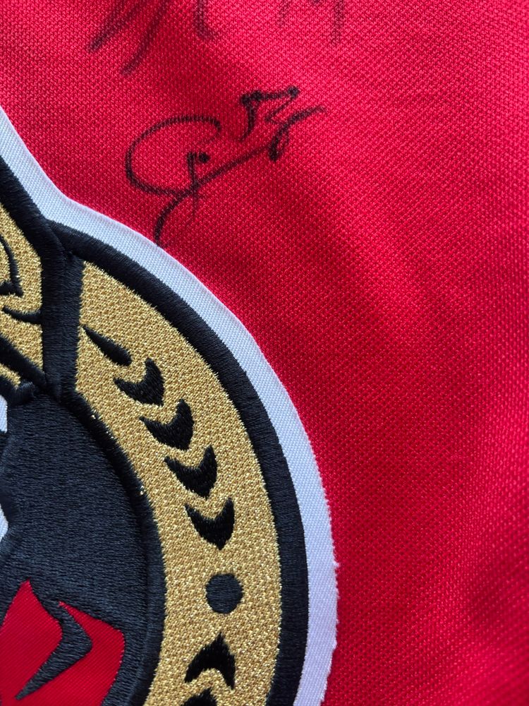 Carter Yakemchuk signing jersey