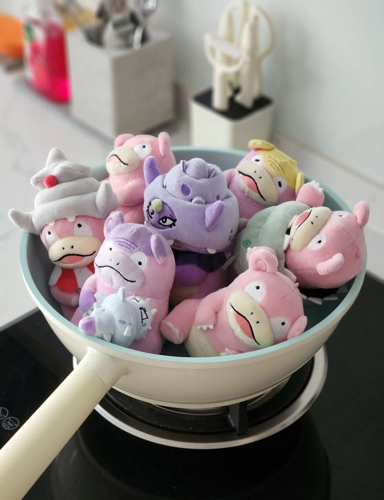 The 7 Slow mascot plushies from the Dondon Donkan Yaan? collection being "cooked" in a Yori Yori wok (no Slows were harmed in the "cooking" 🙂‍↔️)