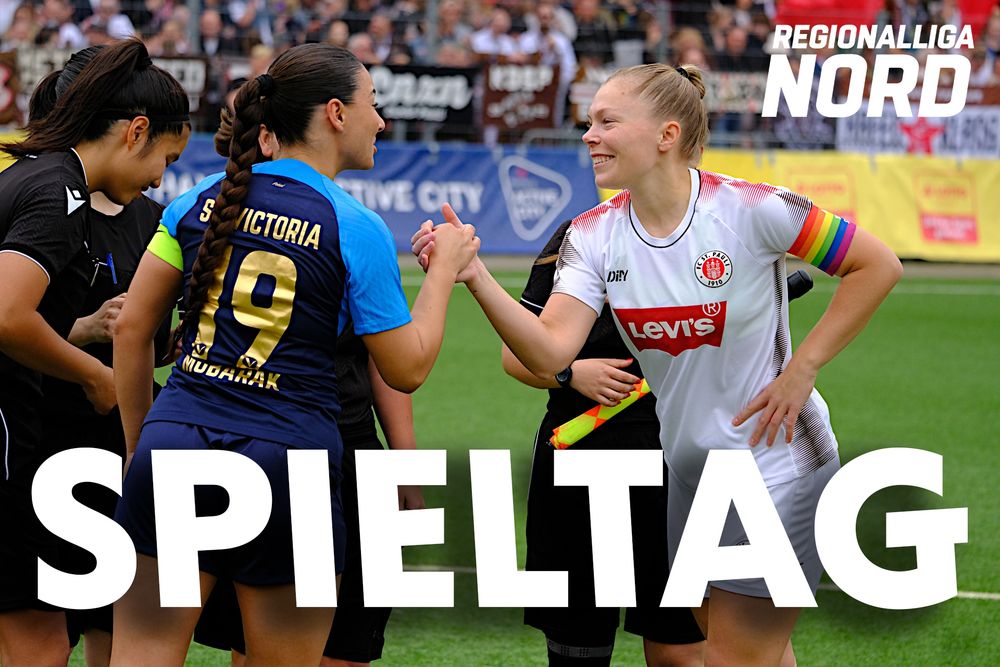 Spieltag 08, SC Victoria vs FC St. Pauli heute (25.10.2025) um 14:00 Uhr im Stadion Hoheluft.

Bild: Schiedsrichterinnenteam und zwei Spielerinnen bei der Begrüßung vor Anpfiff einer früheren Begegnung beider Teams. Im Hintergrund verschwommen der Rasen und Zuschauende auf der GG im Stadion Hoheluft.
