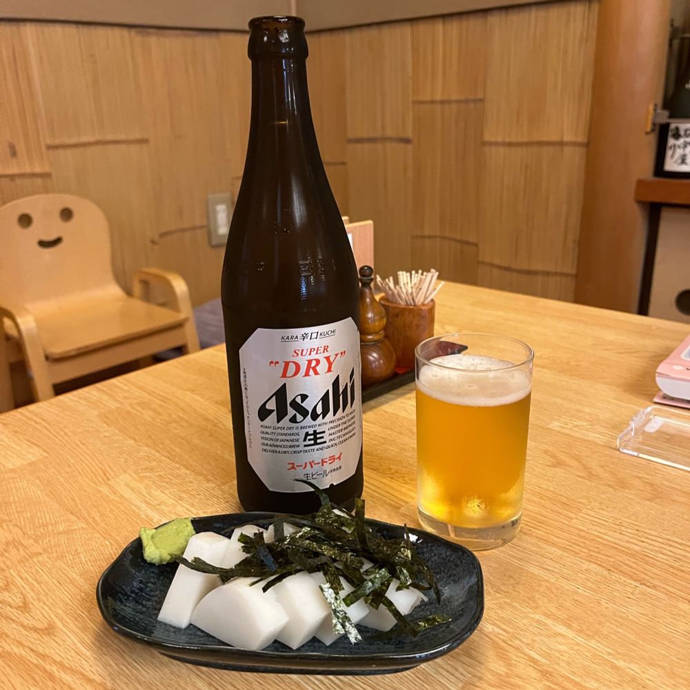 ビールと板わさ。
後ろの椅子がかわいいよね。