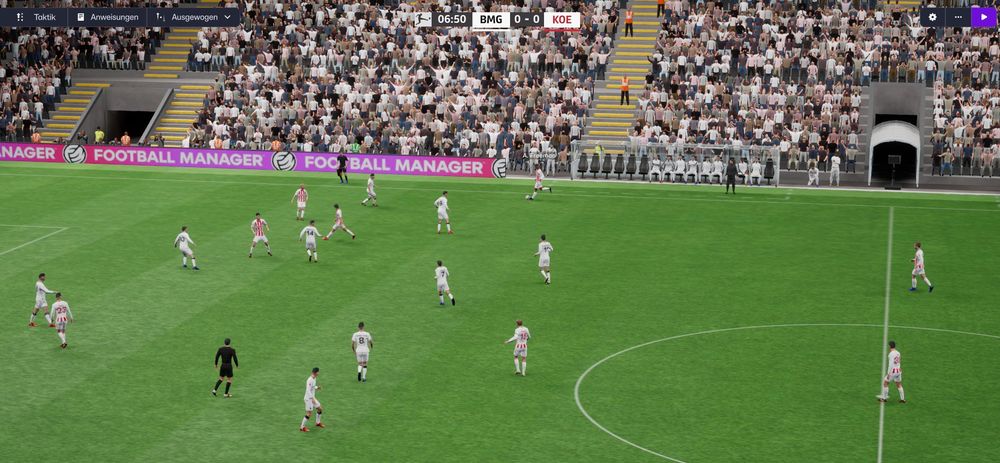 Screenshot Football Manager 2026 wo Gladbach gegen Köln beide in weißen Trikots gegeneinander spielen.