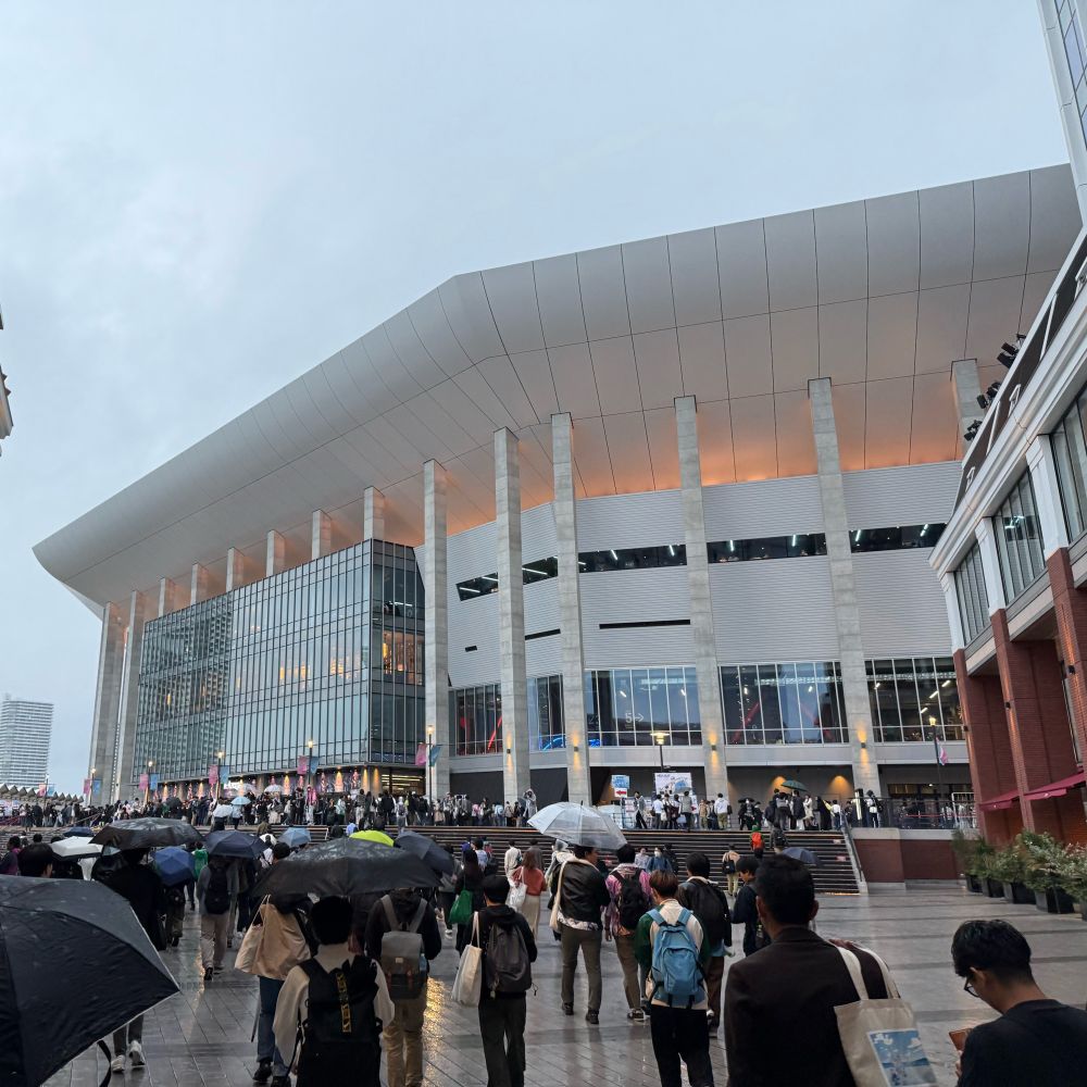 Kアリーナ横浜にシャニマス7thライブ最終公演の参加者が集まっている