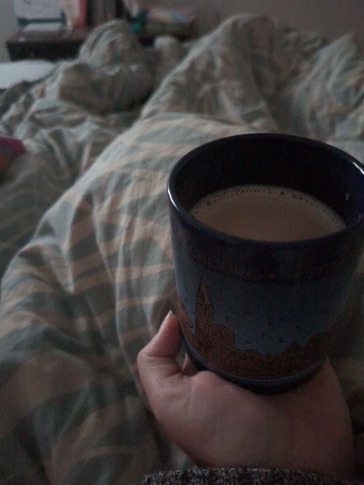 koffie op bed, in Efteling beker.