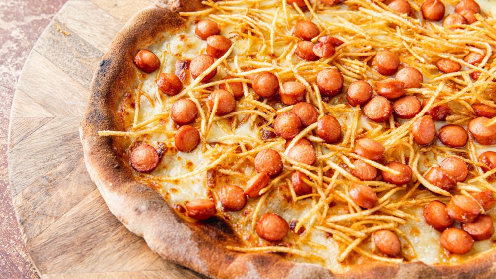 Craving something bold? This hot dog and French fries pizza recipe blends crispy fries, smoky hot dogs, and gooey cheese into a must-try comfort classic!