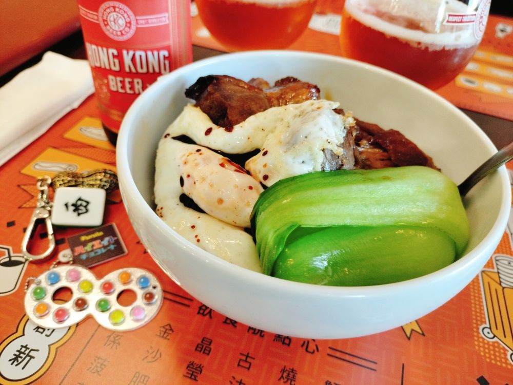 叉焼飯の写真。半熟目玉焼きとチンゲン菜が入っている