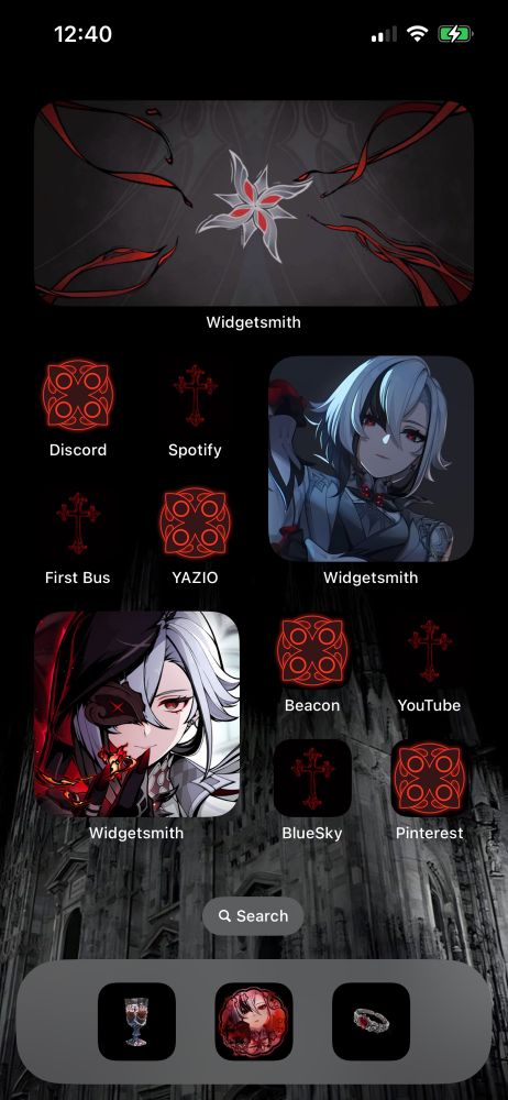 Screenshot of my home screen for my phone. It utilises gothic elements and is based on that character Arlecchino from Genshin Impact.