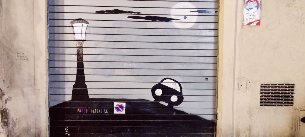 En monokrom svart/hvitt maleri på en "shutter". Lampestolpe, måne, sky og fronten på en herlig naiv bil.