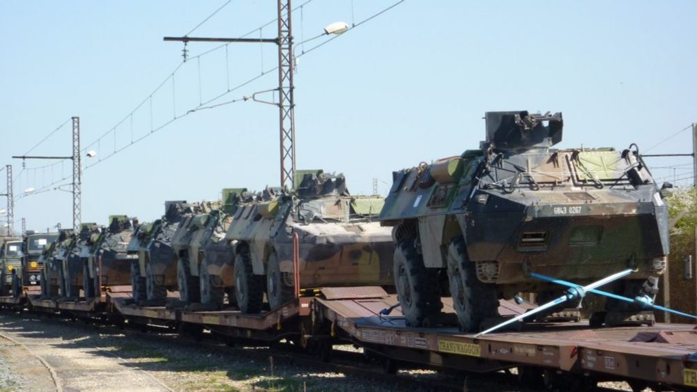 Caporal Stratégique - 🎶Votre attention s'il vous plait, le 511e Régiment du Train arrivera, place d'armes, avec un retard de 15 minutes