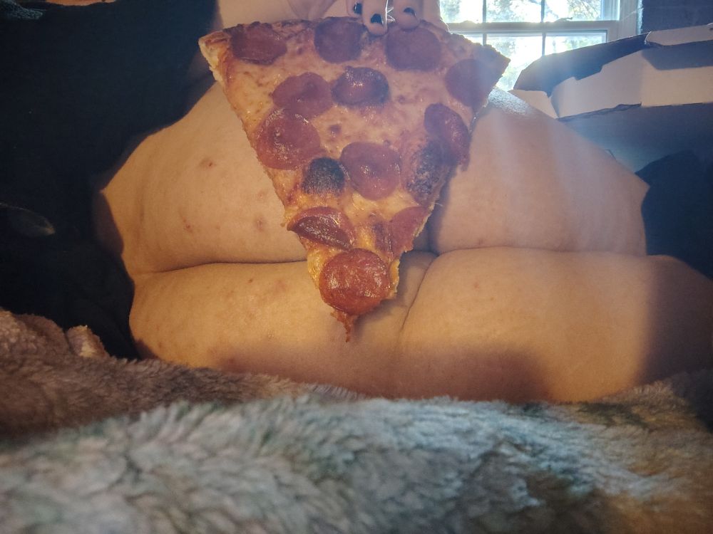 Got a slice of pizza laying on my ass cheeks ready fr someone to digg in hehe an yes I did eat that slice afterwards 