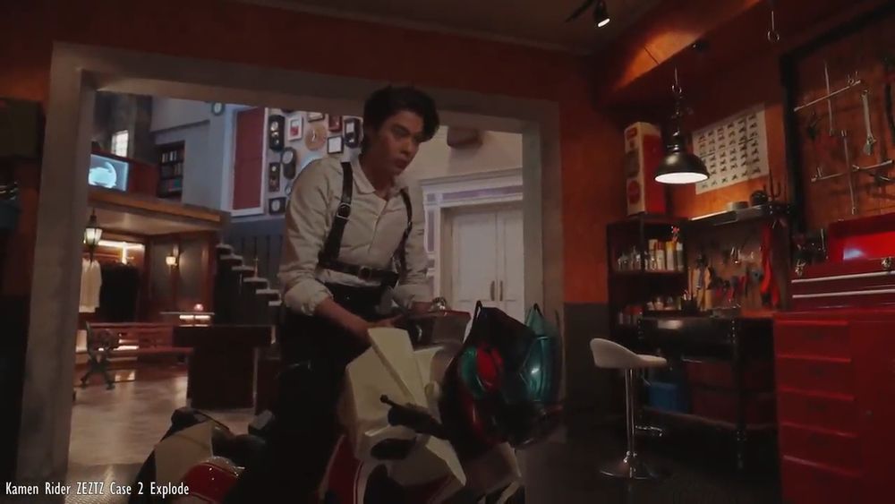 Kamen Rider ZEZTZ still of Zero revving like a motorcycle with Baku on his back.