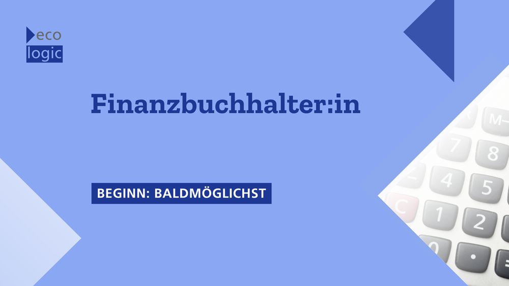 Grafik mit dem Titel „Finanzbuchhalter:in“ auf blauem Hintergrund. In der rechten unteren Ecke ist ein Taschenrechner zu sehen. Im unteren Bereich steht: „Beginn: baldmöglichst“. Logo von Ecologic Institute oben links.