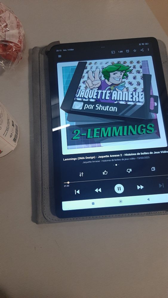 Une tablette avec le podcast Jaquette Annexe de Shutan en écoute 