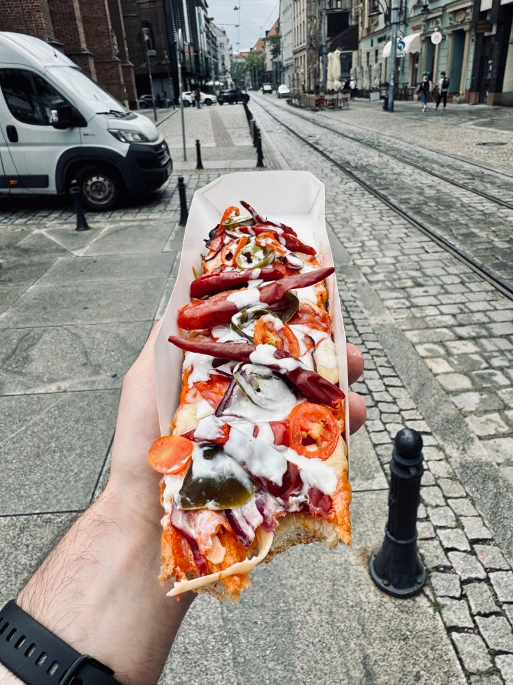 zapiekanki mit scharfe salami chilischoten peperoni cocktailtomaten mit knoblauchsosse drüber