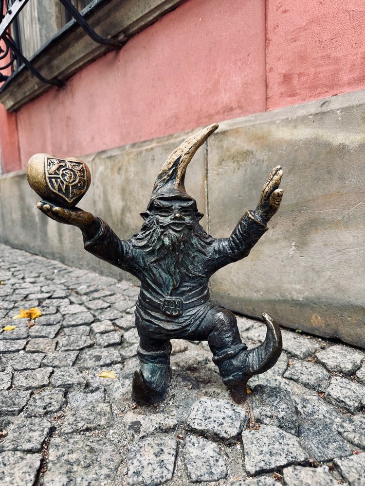 kleiner wroclaw Zwerg mit Herz in der hand 