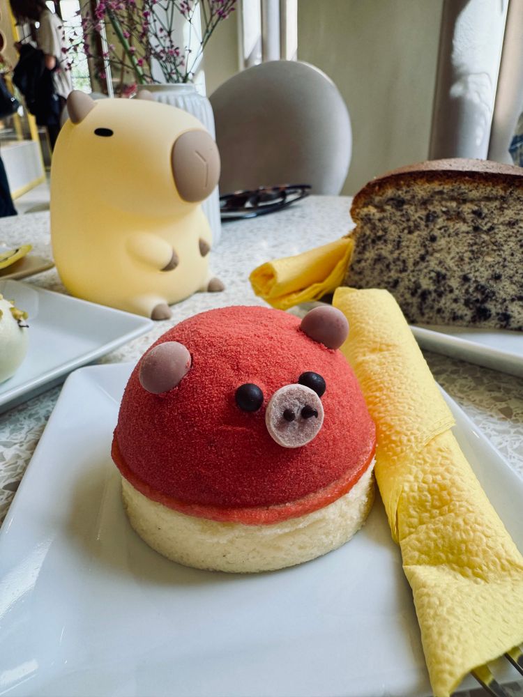erdbeerkäsekuchen mit kiwi gelee füllung in schweinchenform im hintergrund oreo cheesecake und so ne cabybara Lampe 