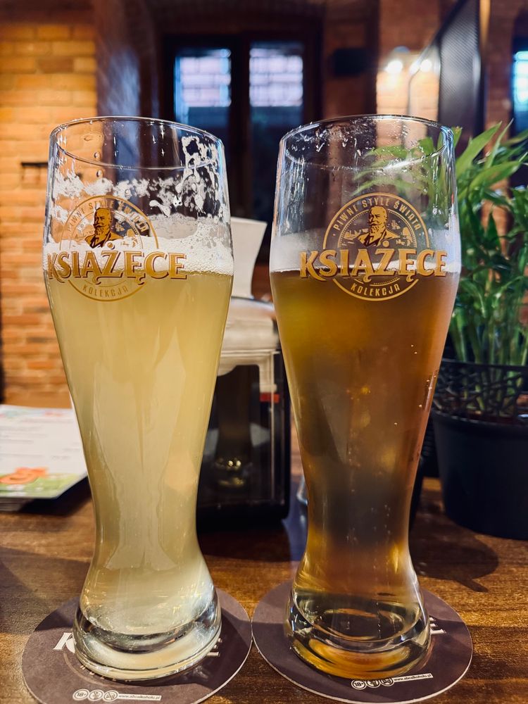 Zwei Gläser mit Ksiazece, ein Weizen, ein IPA
