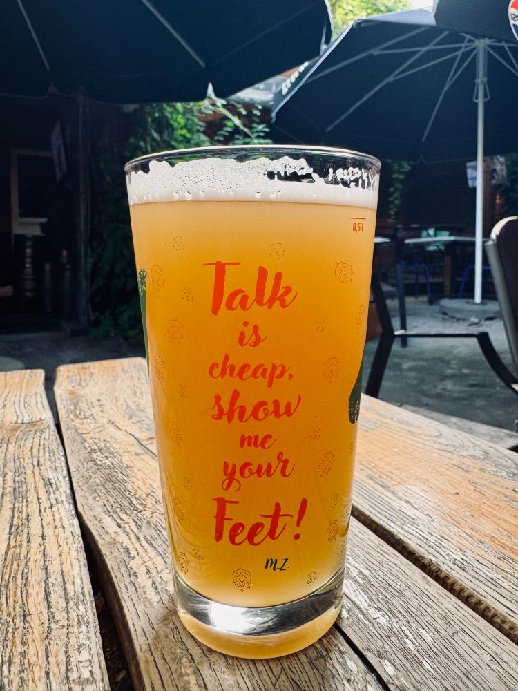 Pint mit Double Hazy Ipa mit Spruch auf dem Glas „talk is cheap Show me Your feet“