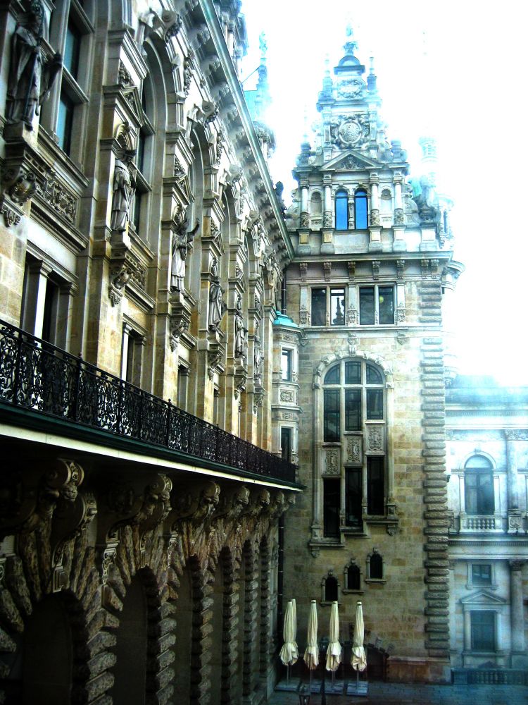 Ein reichverziertes, prunkvolles Gebäude aus hellem Stein mit einem Turm. 