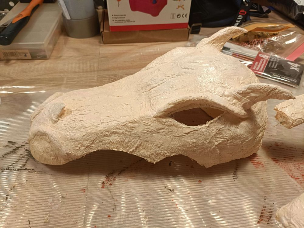 A maché paper mask for Halloween. It resembles some kind of dragon/creature (anatomy not accurate hgsskjeqkiwe). Still a WIP.